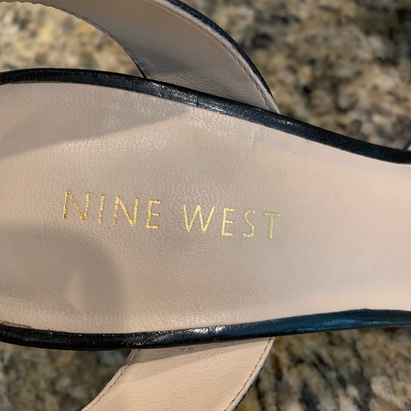 Black leather ankle strap pump - Picture 6 of 6